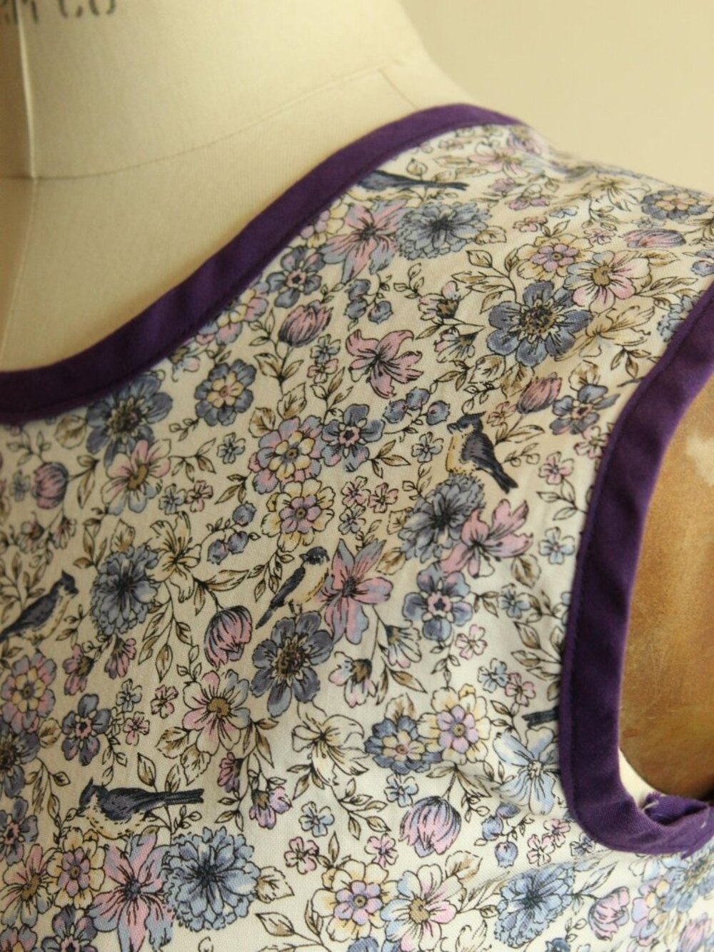 Vintage 1950s Dress with Pockets, Bluebird Print in Purple Blue and White Cotton - Picture 11 of 13